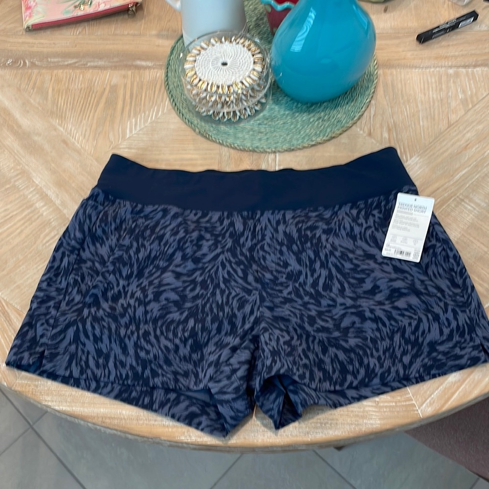 NWT ATHLETA TREKKIE NORTH PRINTED SHORT LADIES 18